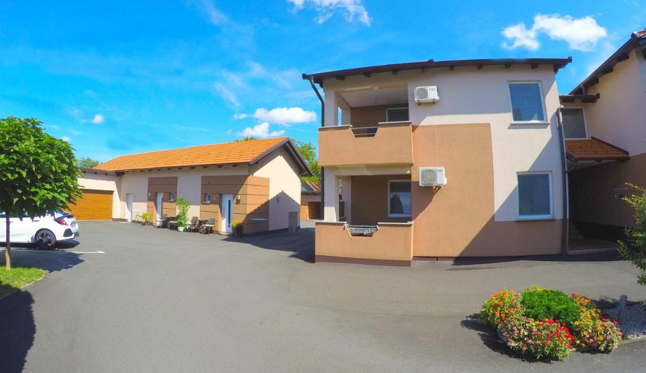 Apartments And Rooms Rea スヴェティ・マルティン・ナ・ムリ エクステリア 写真